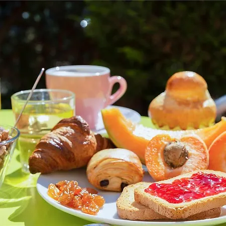 The Originals Access, Est Ξενοδοχείο