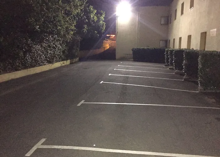 The Originals Access, Est Hotell